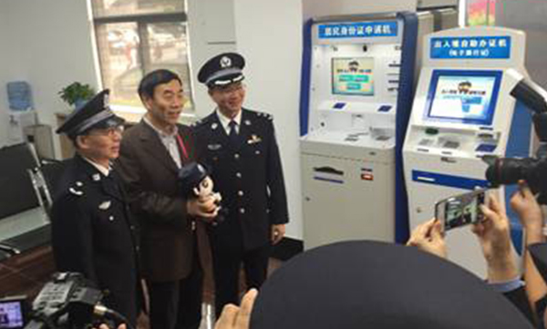 深圳市副市長(zhǎng)徐文海一行考察身份證自助辦證設(shè)備 深圳市副市長(zhǎng)徐文海一行考察身份證自助辦證設(shè)備